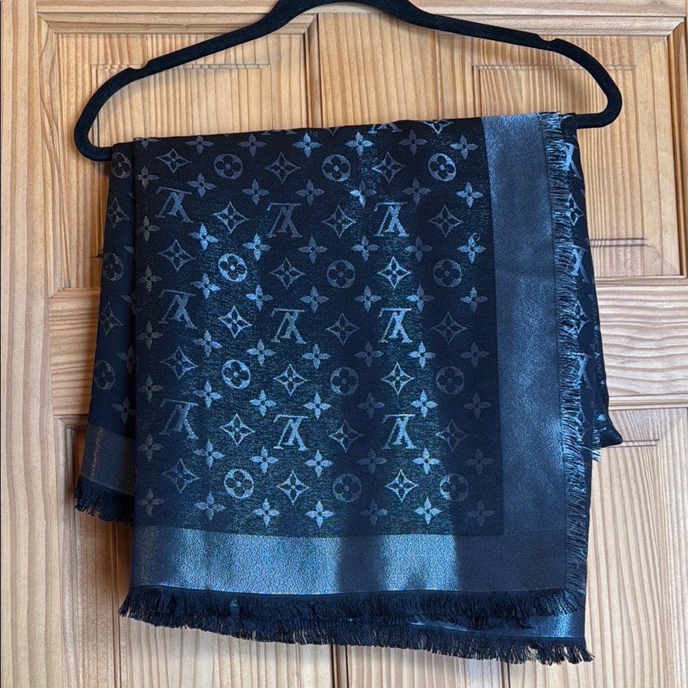 Louis Vuitton Châle Monogram Shine Scarf